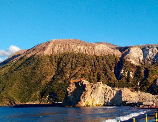 tour per visitare l'isola di Vulcano in barca