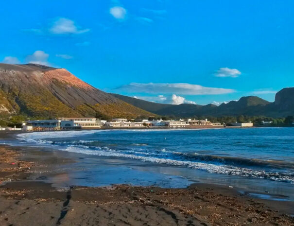 tour per visitare l'isola di Vulcano in barca